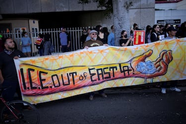 Manifestantes sostienen una pancarta mientras se reúnen en torno al Edificio Federal de Los Ángeles, en el Downtown, tras las múltiples detenciones llevadas a cabo por el Servicio de Inmigración y Control de Aduanas (ICE).
