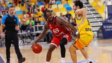 LAS PALMAS DE GRAN CANARIA, 23/11/2022.- El jugador del Hapoel Tel Aviv Brown (i) y el jugador del Gran Canaria Benite (d) durante el partido de la quinta jornada de la Eurocup, disputado este miércoles en el Gran Canaria Arena, en Las Palmas de Gran Canaria. EFE/ Elvira Urquijo A.
