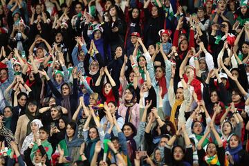 Seguidoras iraníes animan a la Selección de su país en el Estadio Azazi en Teherán. Irán venció 14-0 a Camboya en la fase de grupos de clasificación para el Mundial de 2022.