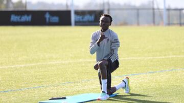 Pione Sisto saluda durante un entrenamiento del Celta en A Madroa. 