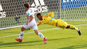 Soccer Football - Under-20 World Cup - Round of 16 - France v USA - Bydgoszcz Stadium, Bydgoszcz, Poland - June 4, 2019  Justin Rennicks of the U.S. in action with France&#039;s Alban Lafont  Agencja Gazeta/Roman Bosiacki via REUTERS ATTENTION EDITORS - T