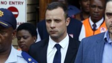 El sudafricano Oscar Pistorius abandona el juzgado tras el cuarto d&iacute;a de su juicio. 