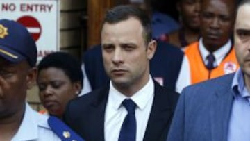 El sudafricano Oscar Pistorius abandona el juzgado tras el cuarto día de su juicio.