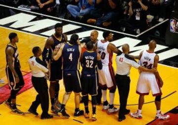 Árbitros y compañeros separan a Allen y Hibbert tras un encontronazo.