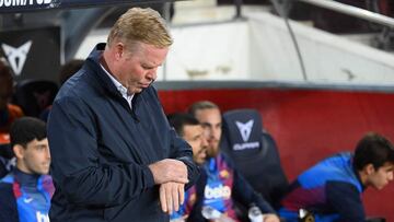 Ronald Koeman, entrenador del FC Barcelona, se mira el reloj antes de comenzar un partido.