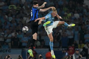 El defensa del Inter, Alessandro Bastoni y el delantero del Manchester City, Erling Haaland, en un momento del encuentro.