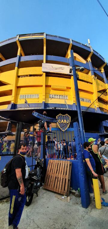 Homenaje a Maradona en el exterior de La Bombonera de Boca.

