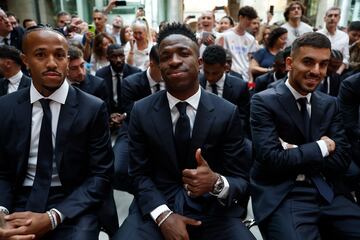 Los jugadores del Real Madrid Militao, Vinicius jr y Dani Ceballos en la visita del equipo a la Real Casa de Correos.