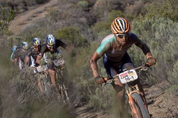 Corredores de la Cape Epic, en pleno ascenso.