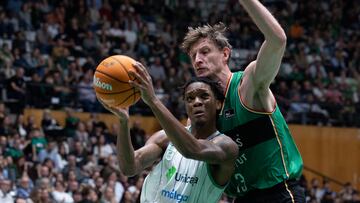 Tyson Carter, base del Unicaja, se enfrenta a Artem Pustovyi, pívot del Joventut.