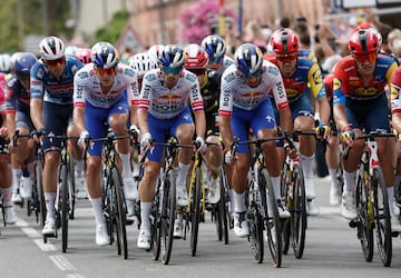 El equipo Red Bull - BORA, con su líder Primoz Roglic.