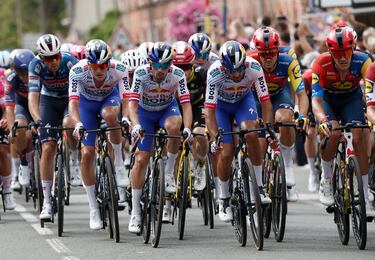El equipo Red Bull - BORA, con su líder Primoz Roglic.