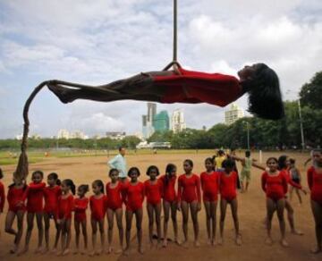 Mallakhamba es un deporte tradicional indio en el que el gimnasta realiza ejercicios, acrobacias, equilibrios... y todo sin bajarse de un poste de madera. 