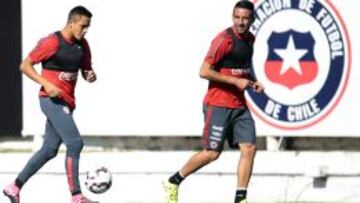 Alexis Sánchez y Mauricio Isla.
