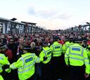 Hinchas del Colonia invaden Londres y retrasan duelo ante Arsenal