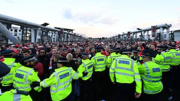 Aficionados del Colonia en los accesos al Emirates Stadium