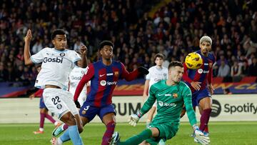 FILE PHOTO: Soccer Football - LaLiga - FC Barcelona v Girona - Estadi Olimpic Lluis Companys, Barcelona, Spain - December 10, 2023 Girona's Jhon Solis in action with FC Barcelona's Inaki Pena REUTERS/Albert Gea/File Photo