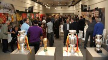 Los trofeos de las Eurocopas de 1964, 2008 y 2012 y la Copa del Mundo 2010, expuestas durante la presentación.