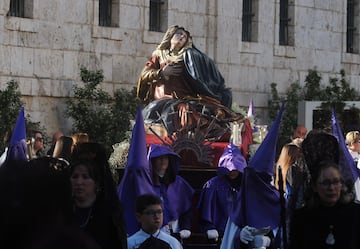 El paso de la Virgen de la Amargura durante la procesión de la Cofradía del Descendimiento y Santo Cristo de la Buena Muerte, a 6 de abril de 2023, en Valladolid, Castilla y León (España). La procesión de la Amargura sale cada Jueves Santo de Semana Santa desde 1951 desde la iglesia de San Miguel y San Julián.  Esta talla es algo inferior al natural en madera policromada, se representa sentada sobre una roca como Virgen Dolorosa por la muerte de su hijo.