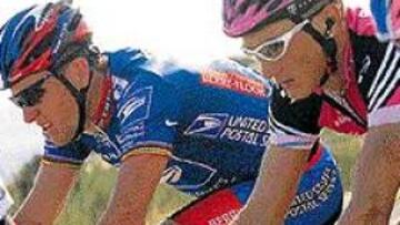 <b>SIEMPRE PROFESIONAL.</B> Lance Armstrong no tiene en principio intención de luchar por la Vuelta a Murcia, pero tampoco viene a pasearse. En la imagen, durante la etapa de ayer.