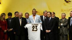 
El Real Madrid dio una vuelta de tuerca más al mercado de fichajes en 2003. Los de Chamartín ficharon a su cuarto galáctico: David Beckham. El inglés, que apuntaba al Barcelona, hizo correr ríos de tinta y revolucionó el panorama futbolístico y mediático del momento como refleja que en su presentación se acreditaran 544 periodistas y hubiera 45 cámaras de televisión. En sus tres temporada y media con el Real Madrid consiguió una liga y una Supercopa de España, escaso bagaje para un jugador que se convirtió en el póker de ases de Florentino Pérez y que se fue sin la Champions que sí consiguió en el Manchester United. Su salida trasladó el ‘boom’ mediático a Estados Unidos para jugar en Los Angeles Galaxy.
