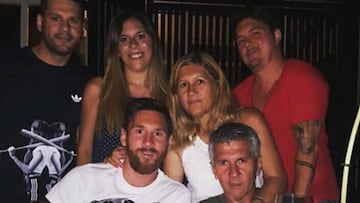 Lionel Messi con sus padres y sus tres hermanos
