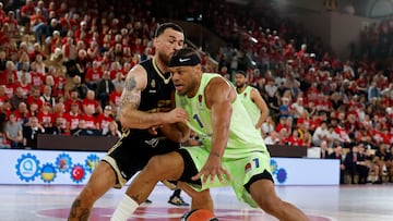 MONACO (Monaco), 23/04/2025.- Mike James (L) of AS Monaco and Justin Anderson (R) of Barcelona in action during the Euroleague Basketball Playoff Game 1 match between AS Monaco and FC Barcelona at the Louis II stadium, in Monaco, 23 April 2025. (Baloncesto, Euroliga) EFE/EPA/SEBASTIEN NOGIER