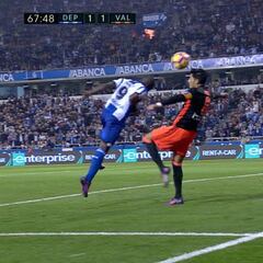 Marlos cerca de ser héroe en el Deportivo con este cabezazo