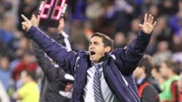 El entrenador del Real Zaragoza Manolo Jiménez durante el partido, correspondiente a la jornada trigésimo tercera de Liga en Primera División, que Real Zaragoza y Real Mallorca disputan esta noche en el estadio de La Romareda, en Zaragoza.