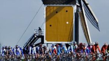 <b>CAÍDA. </b>Schleck ha tenido que abandonar la carrera tras sufrir una caída.