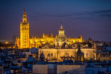 El templo andaluz de estilo almohade, gtico tardo, renacentista y barroco (1433-1507) tiene una superficie de 18.000 metros cuadrados. Tiene su punto ms alto en la Giralda con 104 metros.  