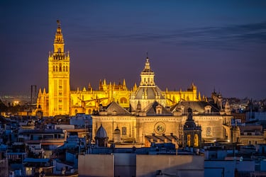 El templo andaluz de estilo almohade, gótico tardío, renacentista y barroco (1433-1507) tiene una superficie de 18.000 metros cuadrados. Tiene su punto más alto en la Giralda con 104 metros.  