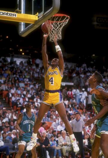 Fue una pieza instrumental de los maravillosos Lakers del showtime. Pasó diez años en L.A., donde volvió para terminar su carrera como mentor del Kobe Bryant rookie, y llegó a ser el máximo anotador del equipo en la temporada 1987/88, en la que anotó casi 22 puntos por partido.