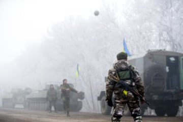 Soldados jugando al fútbol en pleno alto al fuego, mejor tirando balones...