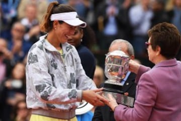 Billie Jean King entrega el trofeo a Muguruza.