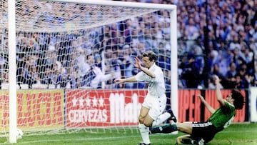 Emilio Butragueño marca el que sería su último gol con el Real Madrid al Racing de Santander.