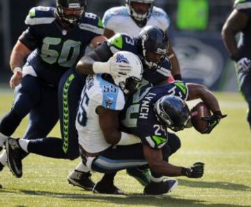 Zach Brown (55) de los Tennessee Titans ante los jugadores de los Seattle Seahawks.