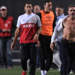 ¿Entrenador o el increíble Hulk? Le expulsan y se rompe la camisa