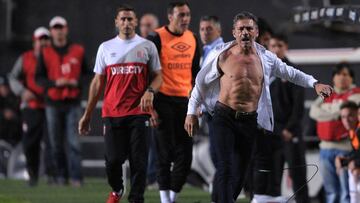 Estudiantes' team coach Nelson Vivas (L) reacts after Argentinian referee Silvio Trucco (not in frame) showed the red card during their Argentina First Divsion football match against Boca Juniors Ciudad de La Plata stadium in La Plata, Argentina on May 6, 2017. / AFP PHOTO / ALEJANDRO PAGNI