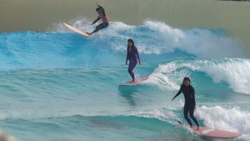 Dos chicas y un chico surfean en longboard las olas tipo Malib&uacute; que rompen en el Wave Park de Corea del Sur, con tecnolog&iacute;a Wavegarden, justamentre tras el estreno de esta piscina de olas artificiales en octubre del 2020.
