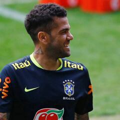 Dani Alves, capitán y homenaje a Carlos Alberto Torres