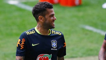 Dani Alves, capitán y homenaje a Carlos Alberto Torres