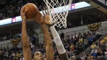 Tim Duncan (21) ante Roy Hibbert (55).