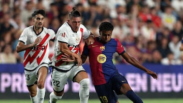 Soccer Football - LaLiga - Rayo Vallecano v FC Barcelona - Campo de Futbol de Vallecas, Madrid, Spain - August 27, 2024 Rayo Vallecano's Alfonso Espino in action with FC Barcelona's Lamine Yamal REUTERS/Violeta Santos Moura