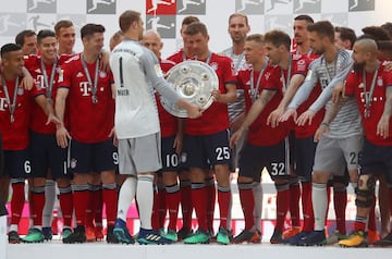 Con trofeo y cerveza en mano Bayern y James celebran el título