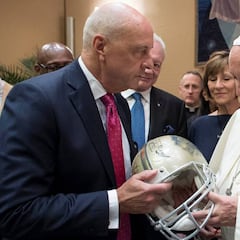Miembros del Hall of Fame de la NFL visitan al Papa Francisco