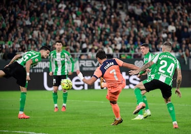 El jugador del Barcelona, Ferran Torres, marca el 1-2 al Betis. 