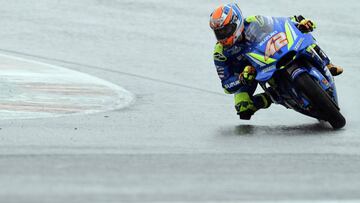 Bandera roja en MotoGP tras 11 caídas por la lluvia