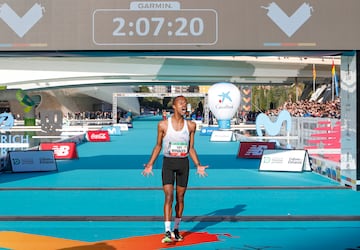 Tariku Novales se coronó en Valencia como el primer atleta español en cruzar por la línea de meta.