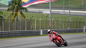 Ducati Italian rider Francesco Bagnaia steers his bike during the third day of the pre-season MotoGP test at the Sepang International Circuit in Sepang on February 8, 2024. (Photo by Mohd RASFAN / AFP)